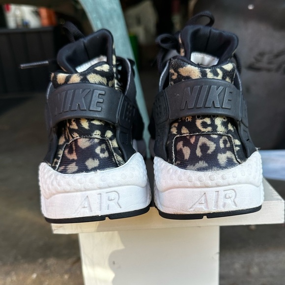 Nike Cream & Black leopard print Huaraches. - Picture 1 of 5